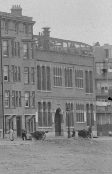 Afbeelding uit: juli 1913. De school, met op het dak een constructie waar waarschijnlijk netten over gespannen waren.
Bron afbeelding: Stadsarchief.