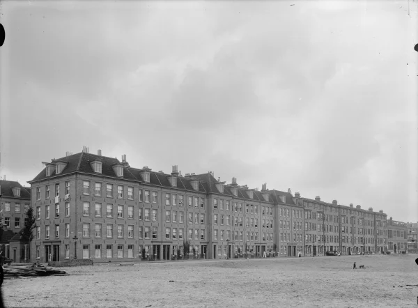 Afbeelding uit: juli 1913. Balistraat. De Berlageblokken aan de Javastraat waren er nog niet; die waren in 1915 gereed.
Bron afbeelding: Stadsarchief.