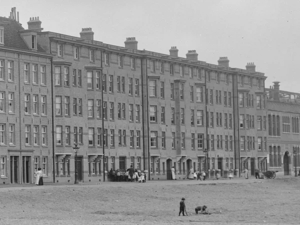 Afbeelding uit: juli 1913. Balistraat, voor de bouw van de Berlageblokken; die waren in 1915 gereed.
Bron afbeelding: Stadsarchief.
