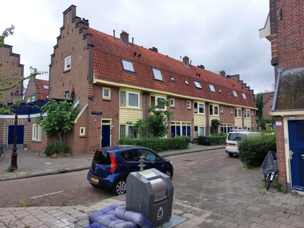 Afbeelding uit: juni 2026. De la Reijstraat, bij de hoek Transvaalkade.