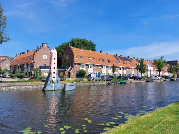 Afbeelding uit: juni 2026. Transvaalkade, links de De la Reijstraat.