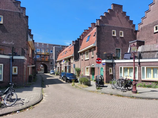 Afbeelding uit: juni 2026. Colensostraat.