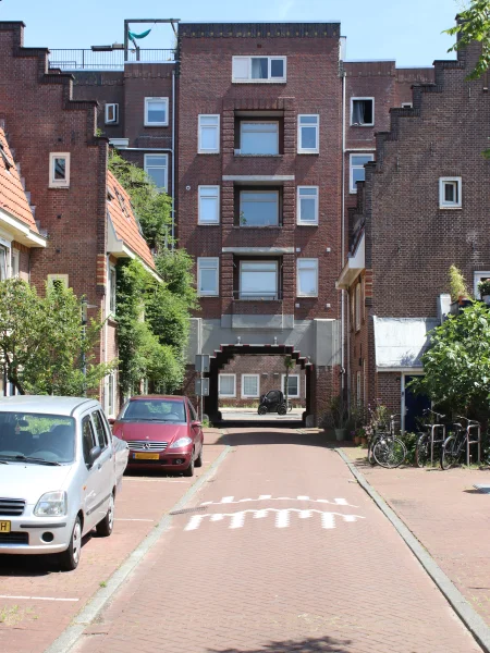 Afbeelding uit: juni 2026. Kraaipanstraat, poort naar de Schalk Burgerstraat.