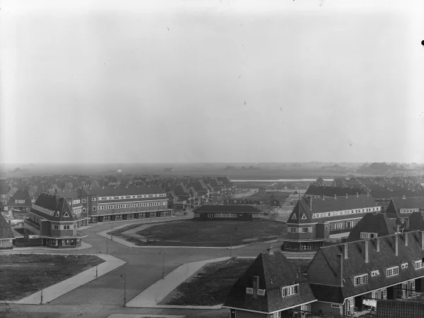 Afbeelding uit: 1928. Het gebouw op het Purmerplein was aanvankelijk een directiekeet. Van 1929 tot 1937 diende het als verenigingsgebouw voor het tuindorp.
Bron afbeelding: Stadsarchief.