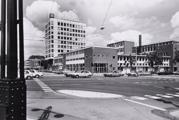 Afbeelding uit: augustus 1985. Kweekschool voor de detailhandel, Mr. Treublaan / Weesperzijde (1961).
Bron afbeelding: Stadsarchief.