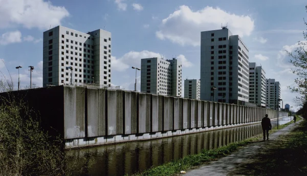 Afbeelding uit: april 2003. De Penitentiaire Inrichting Over-Amstel (1978, grotendeels afgebroken vanaf 2016).
Bron afbeelding: Stadsarchief.