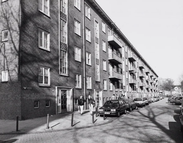 Afbeelding uit: september 1987. Portieketagewoningen aan de Van der Kunstraat (1950; afgebroken 2025).
Bron afbeelding: Stadsarchief.