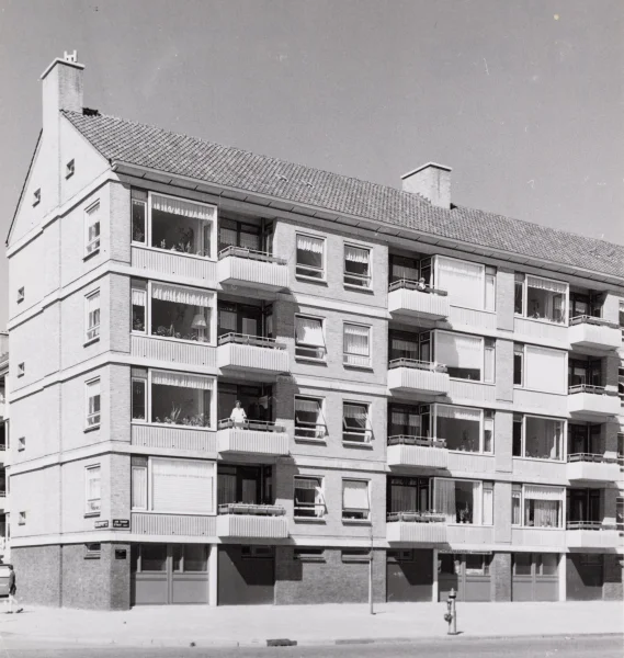 Afbeelding uit: circa 1965. Portiekflats Jan Tooropstraat (1960, met J. Brouwer).
Bron afbeelding: Stadsarchief.