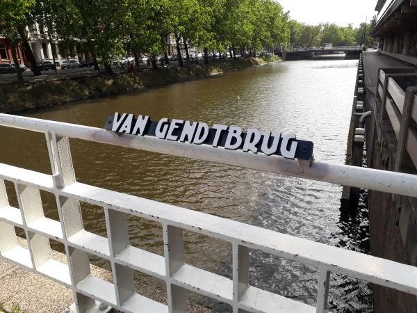 Afbeelding uit: juli 2020. Brug 247 over de Singelgracht voor het Oosteinde is naar Van Gendt vernoemd. De locatie is vlakbij Van Gendts galerij bij het Paleis voor Volksvlijt.