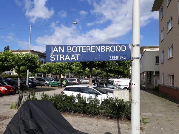 Afbeelding uit: juli 2020. In de Architectenbuurt in het Oostelijk Havengebied is een straat vernoemd naar Boterenbrood.