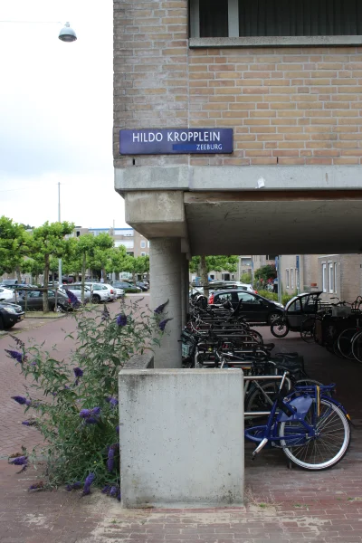 Afbeelding uit: juli 2026. In de Architectenbuurt in het Oostelijk Havengebied is een plein vernoemd naar Krop.