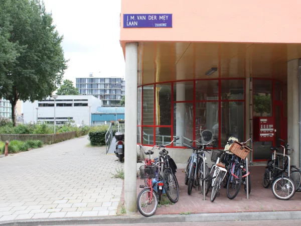 Afbeelding uit: juli 2026. In de Architectenbuurt in het Oostelijk Havengebied is een straat vernoemd naar Van der Mey.