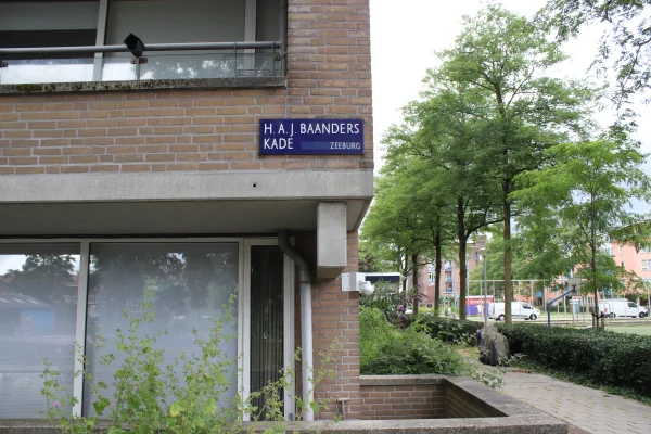 Afbeelding uit: juli 2026. In de Architectenbuurt in het Oostelijk Havengebied is een kade vernoemd naar Baanders.