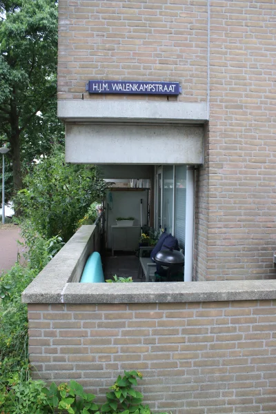 Afbeelding uit: juli 2026. In de Architectenbuurt in het Oostelijk Havengebied is een straat vernoemd naar Walenkamp.