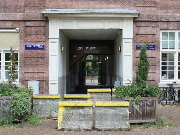 Afbeelding uit: juli 2026. De straat achter de Oranje-Nassaukazerne is naar Went vernoemd.