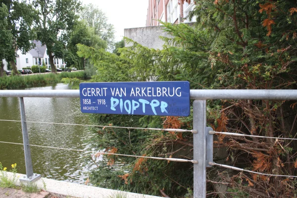 Afbeelding uit: juli 2026. Brug 1751 over een naamloos water in de wijk Elzenhagen is in 2022 vernoemd naar Van Arkel.