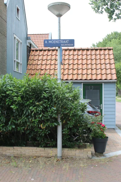 Afbeelding uit: juli 2026. In de wijk Elzenhagen is een straat vernoemd naar Moen.