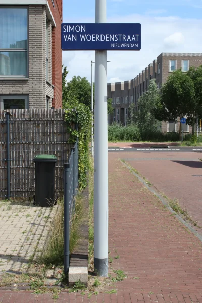Afbeelding uit: juli 2026. In de wijk Elzenhagen is een straat vernoemd naar Van Woerden.