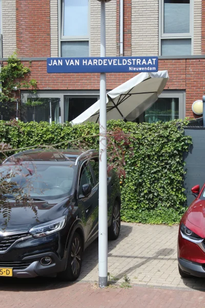Afbeelding uit: juli 2026. In de wijk Elzenhagen is een straat vernoemd naar Van Hardeveld.