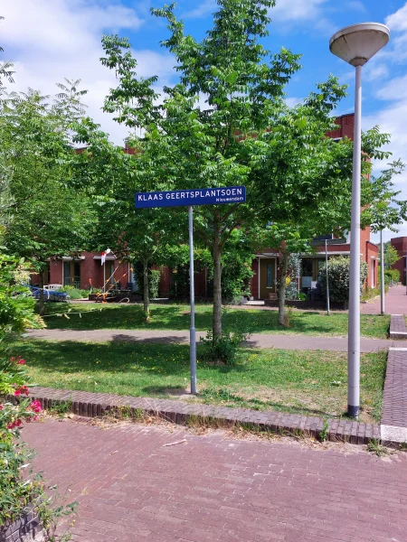 Afbeelding uit: juli 2026. In de wijk Elzenhagen is een plantsoen vernoemd naar Inbo-oprichter Klaas Geerts.
