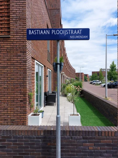 Afbeelding uit: juli 2026. In de wijk Elzenhagen is een straat vernoemd naar Plooy/Plooij.