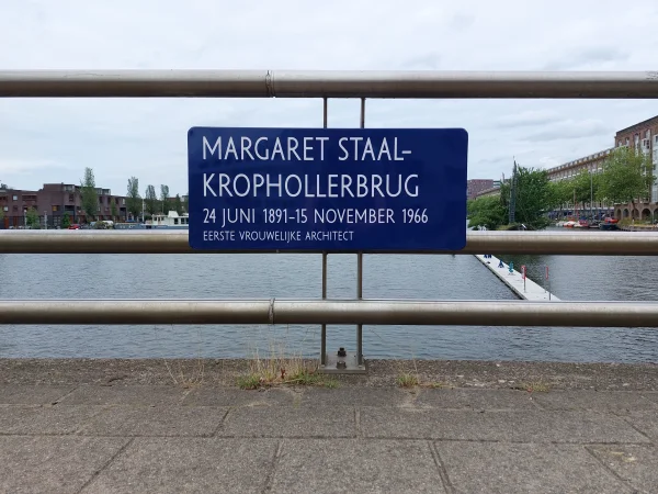 Afbeelding uit: juli 2026. Brug 1940 in de Van Eesterenlaan over de Entrepothaven is in 2022 vernoemd naar Margaret Staal-Kropholler.