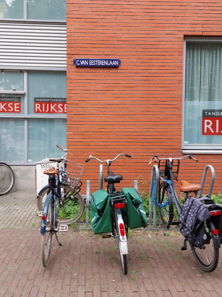 Afbeelding uit: juli 2026. In het Oostelijk Havengebied is een staat vernoemd naar Van Eesteren.