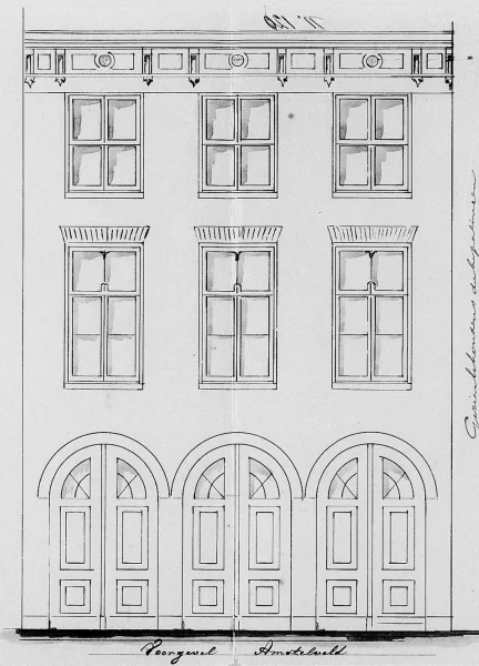 Afbeelding uit: 1869. Ontwerp van de nieuwe voorgevel. Het is niet conform tekening uitgevoerd, of de gevel is later gewijzigd.
Bron afbeelding: Stadsarchief.