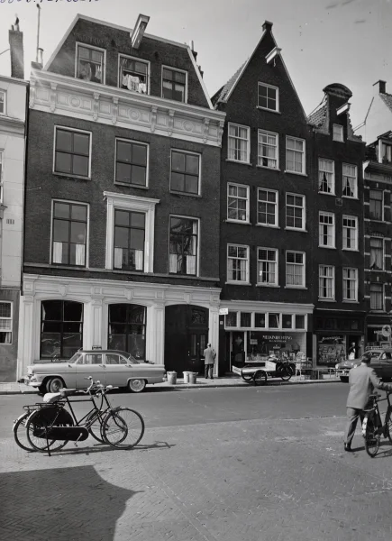 Afbeelding uit: juni 1956. Hier was de gevel nog niet geheel witgeschilderd.
Bron afbeelding: Stadsarchief.