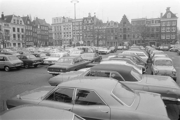 Afbeelding uit: maart 1972. In 1972 was het Amstelveld nog een grote parkeerplaats. Actievoerders kregen het gemeentebestuur in 1973 zover om het plein autovrij te maken.