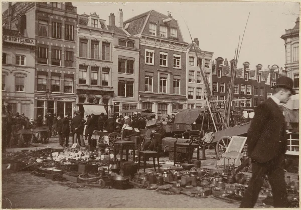 Afbeelding uit: 1891. Hier was de voorgevel nog niet witgeschilderd.
Bron afbeelding: Stadsarchief.
