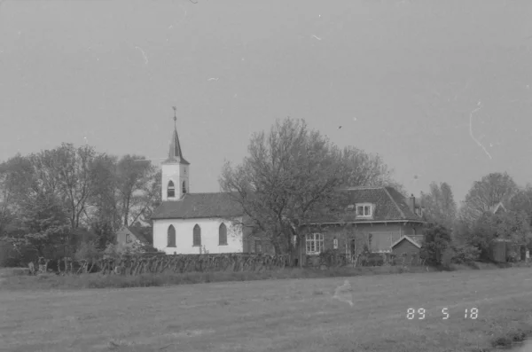 Afbeelding uit: 1989. Achterzijde, gezien vanaf de Bloemendalergouw.
Bron afbeelding: Stadsarchief.