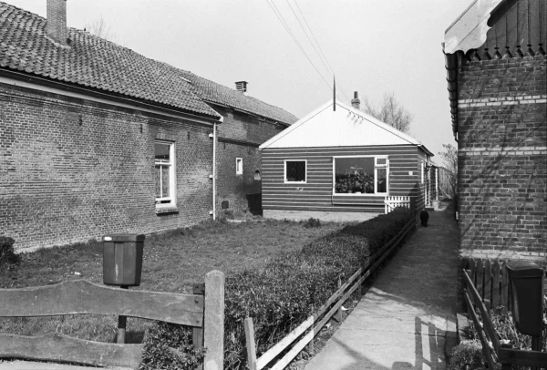 Afbeelding uit: circa 1980. Links is de rechter zijgevel van het pand.
Bron afbeelding: Stadsarchief.