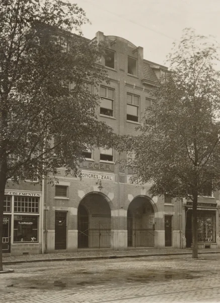 Afbeelding uit: circa 1920. Overtoom 135-137 werd in 1913 gebouwd als bioscoop. Het Leger kocht het in 1916 en vestigde er zijn kweekschool en een congreszaal. Het bleef er tot 2003.
Bron afbeelding: Stadsarchief.