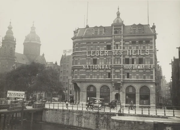 Afbeelding uit: circa 1925. Het Nationaal Hoofdkwartier op de Prins Hendrikkade.
Bron afbeelding: Stadsarchief.