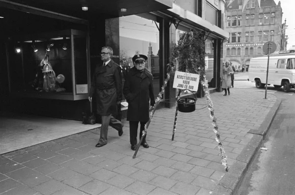 Afbeelding uit: december 1971. Leidsestraat, collecte voor de kerstfeesten die het Leger organiseert voor armen.