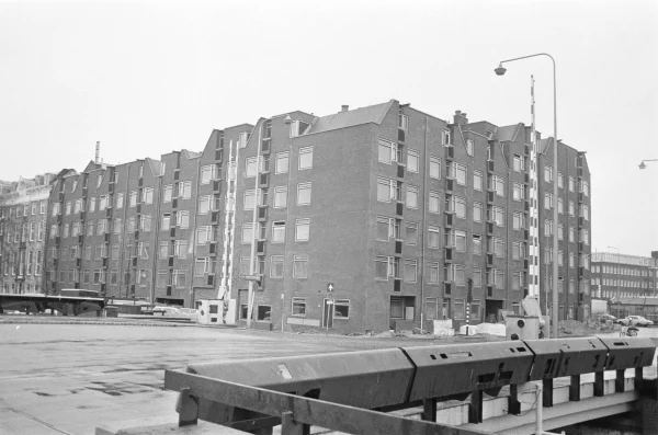 Afbeelding uit: januari 1975. Nieuw bejaardentehuis "Goodwillburgh" van het Leger aan Nieuwe Herengracht, Anne Frankstraat en Rapenburgerstraat.