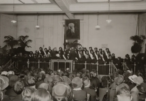 Afbeelding uit: circa 1925. Onder een portret van William Booth wordt een groep vrouwelijke kadetten ingezegend.
Bron afbeelding: Stadsarchief.