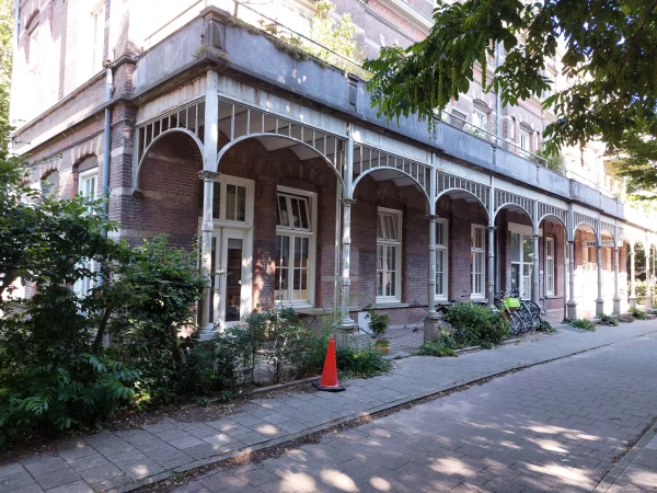 Afbeelding uit: juli 2026. Gaanderij aan de Anna Spenglerstraat.