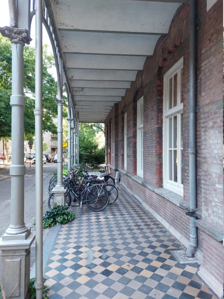Afbeelding uit: juli 2026. Gaanderij aan de Anna Spenglerstraat.