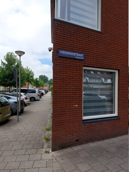 Afbeelding uit: juli 2026. In Geuzenveld is een straat vernoemd naar Weissman.