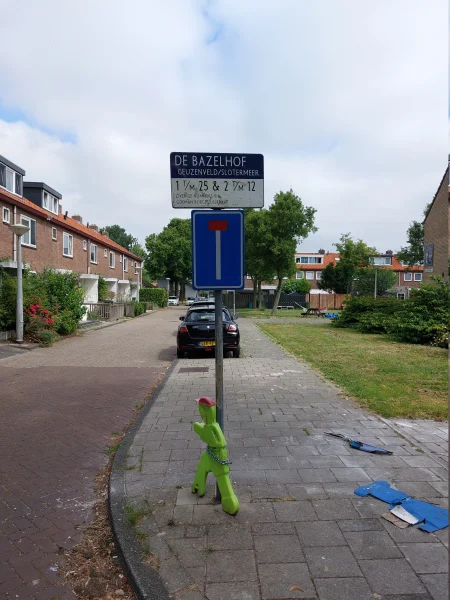 Afbeelding uit: juli 2026. In Geuzenveld is een straat vernoemd naar De Bazel.