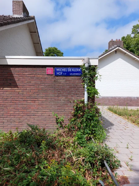 Afbeelding uit: juli 2026. In Geuzenveld is een straat vernoemd naar De Klerk.