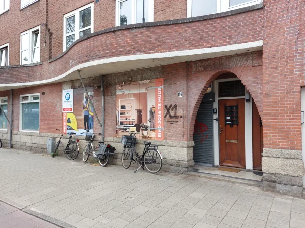 Afbeelding uit: juli 2026. Tot circa 2025 zat op Van Baerlestraat 166 Chinees Specialiteiten Restaurant Nieuw Peking.