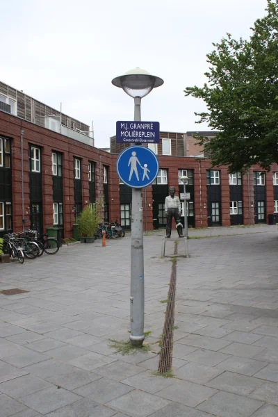 Afbeelding uit: juli 2026. Het plein voor de Lourdeskerk is vernoemd naar Granpré Molière.
