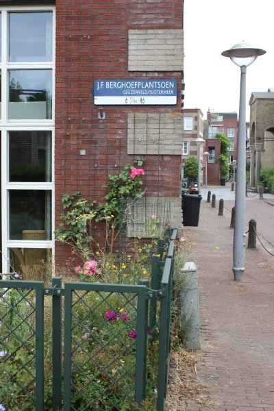 Afbeelding uit: juli 2026. In het jaren '90-buurtje aan de noordoever van de Sloterplas is een plantsoen vernoemd naar Berghoef.