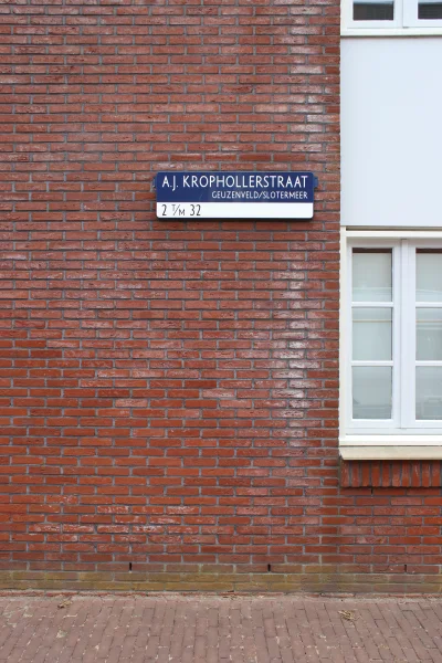 Afbeelding uit: juli 2026. In het jaren '90-buurtje aan de noordoever van de Sloterplas is een straat vernoemd naar Kropholler.