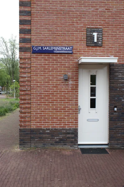 Afbeelding uit: juli 2026. In het buurtje uit de jaren 2010 aan de noordoever van de Sloterplas is een straat vernoemd naar Sarlemijn.