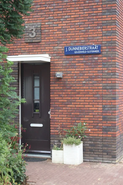 Afbeelding uit: juli 2026. In het buurtje uit de jaren 2010 aan de noordoever van de Sloterplas is een straat vernoemd naar Dunnebier.