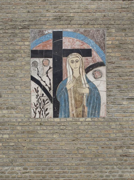 Afbeelding uit: juli 2026. Aardewerken mozaïek met een afbeelding van Maria (a.k.a. Onze Lieve Vrouw) en een kruis.